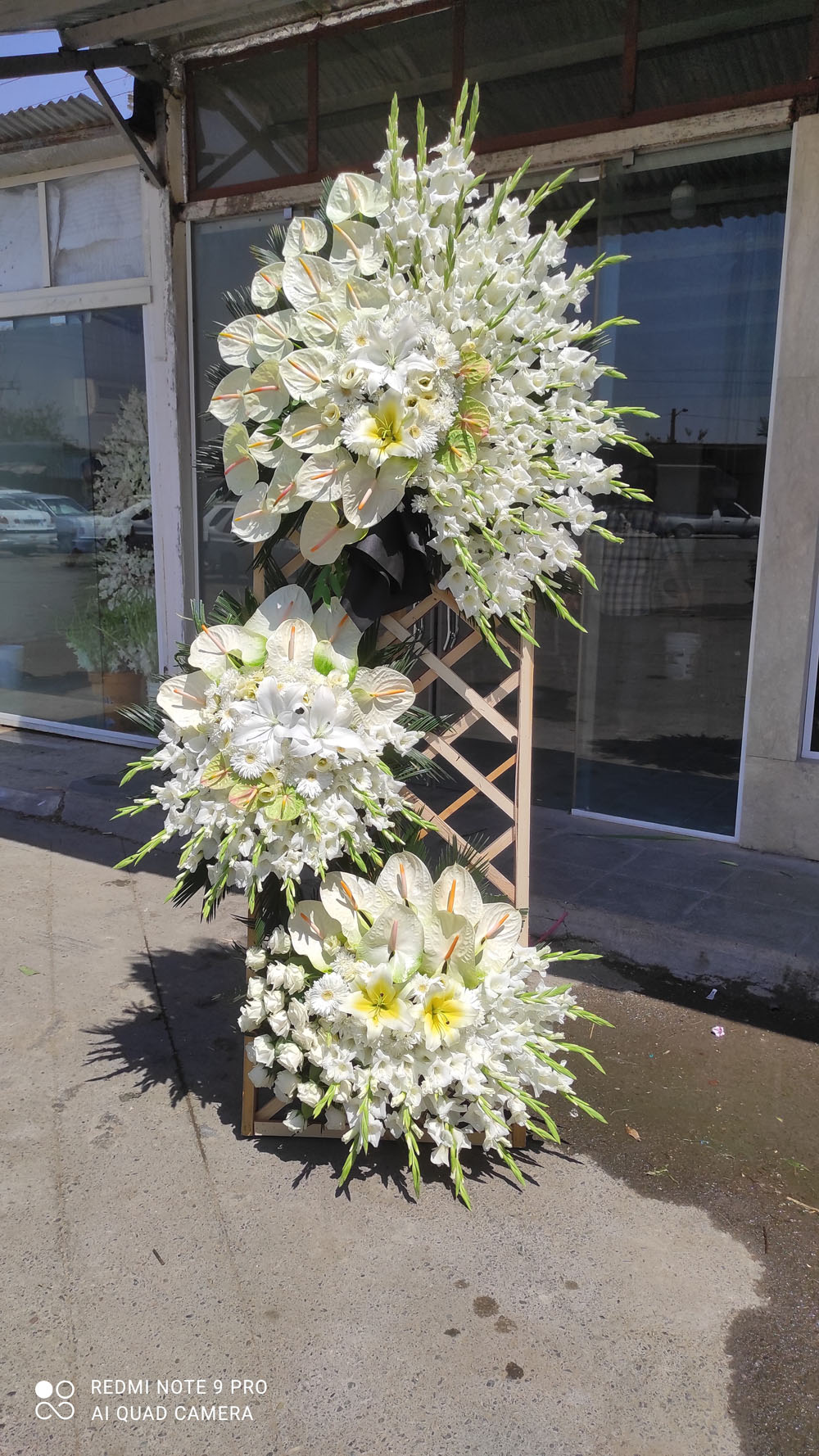 تاج گل ترحیم سه طبقه (کد ۱۳۵)